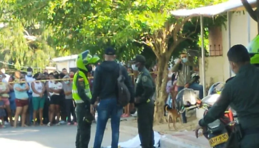 La Policía en el lugar donde ocurrió el crimen. 