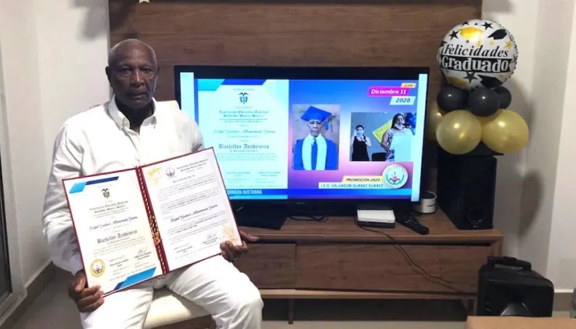 Gustavo Altamiranda García, exhibiendo el título.