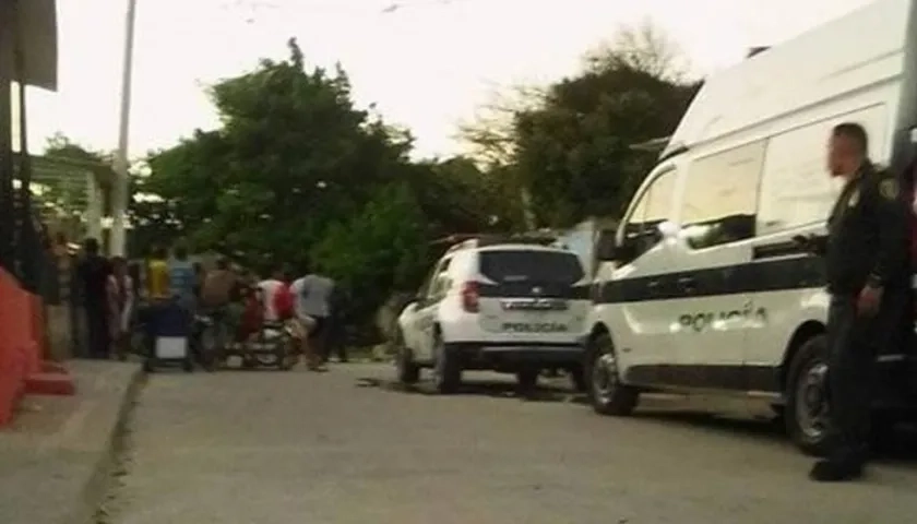 La Policía en el lugar donde ocurrió el crimen.