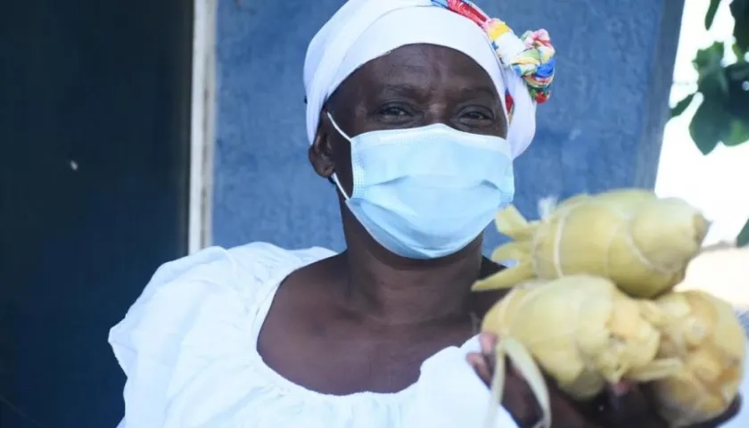 Una de las palenqueras que hace los bollos.