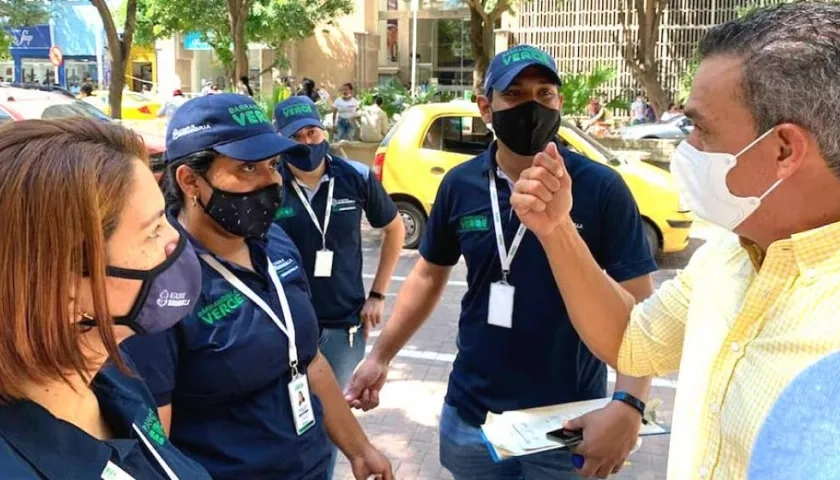 El Director de Barranquilla Verde, Henry Cáceres, coordinando los operativos.