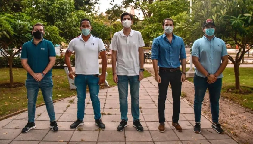 La nueva directiva con el Alcalde Local.