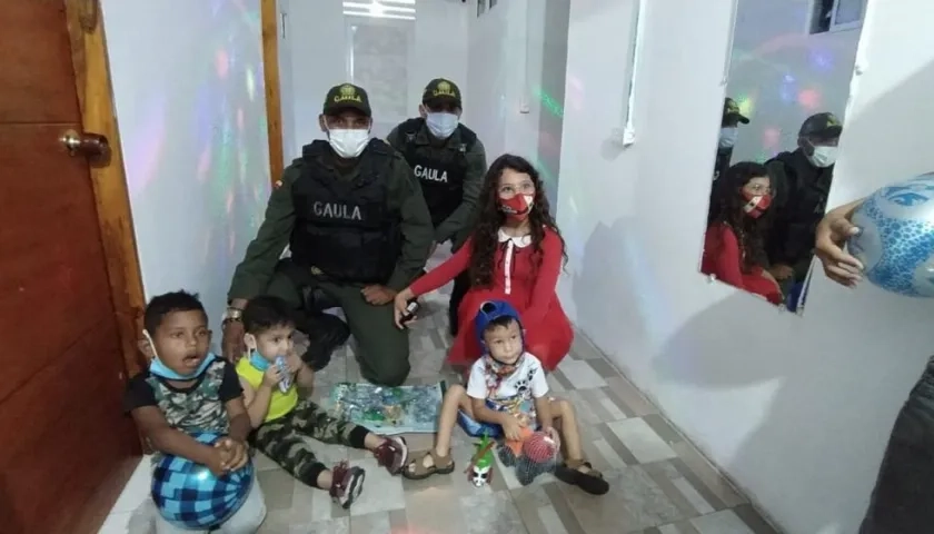 Entrega de regalos por parte del Gaula de la Policía. 