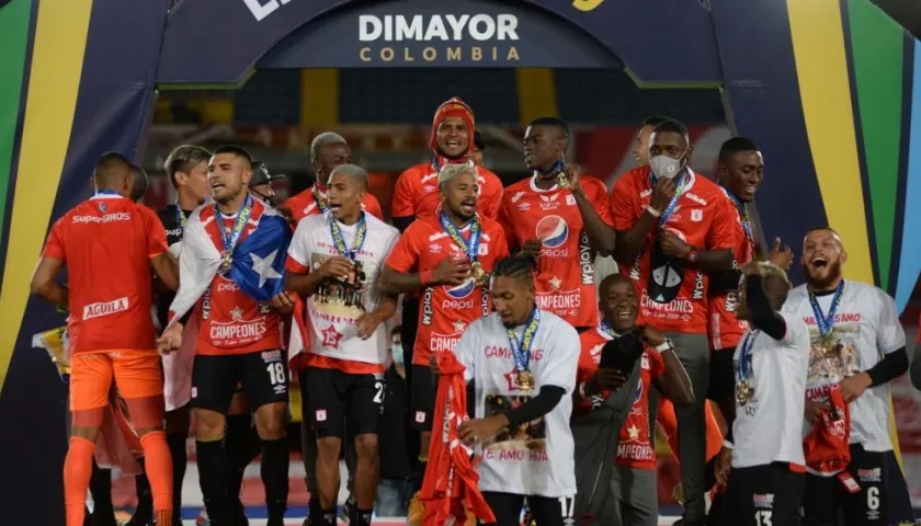 Jugadores de América celebrando el título.