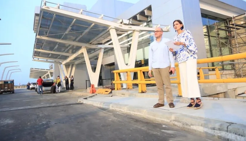 Visita protocolaria de la Ministra Ángela María Orozco al 'Ernesto Cortissoz'.