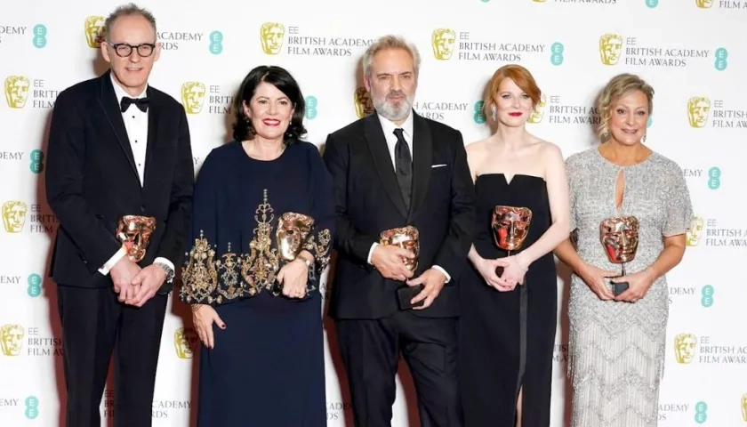 El director Sam Mendes (centro) junto a su equipo de producción.