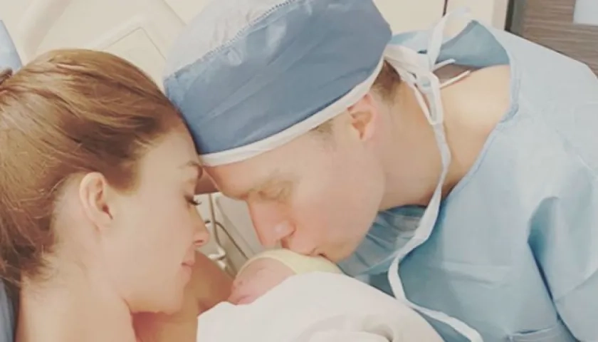 Anahí junto a su esposo Manuel Velasco y su segundo hijo Emiliano.