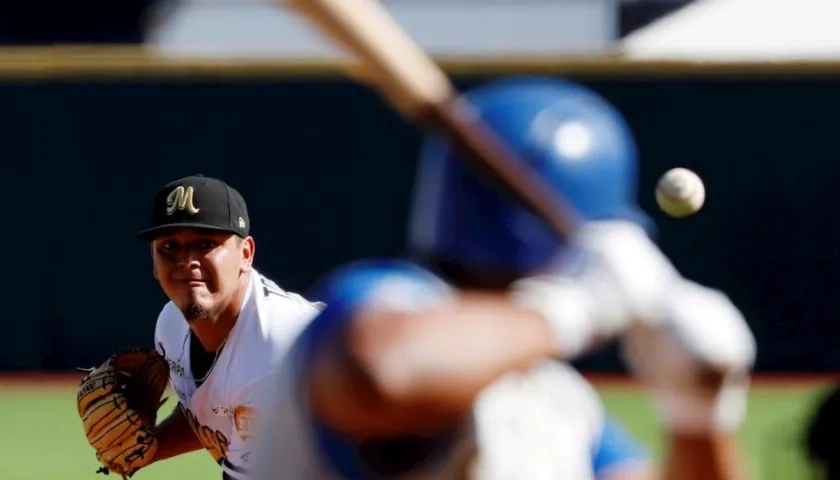 Edgar Torres de los Tomateros de Culiacán lanza a un bateador de los Vaqueros.