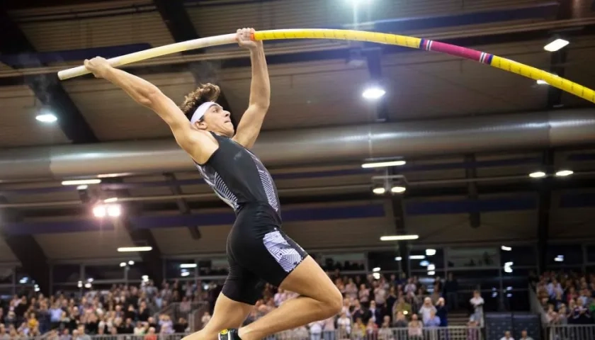 Momento en que Armand Duplantis realiza el salto. 