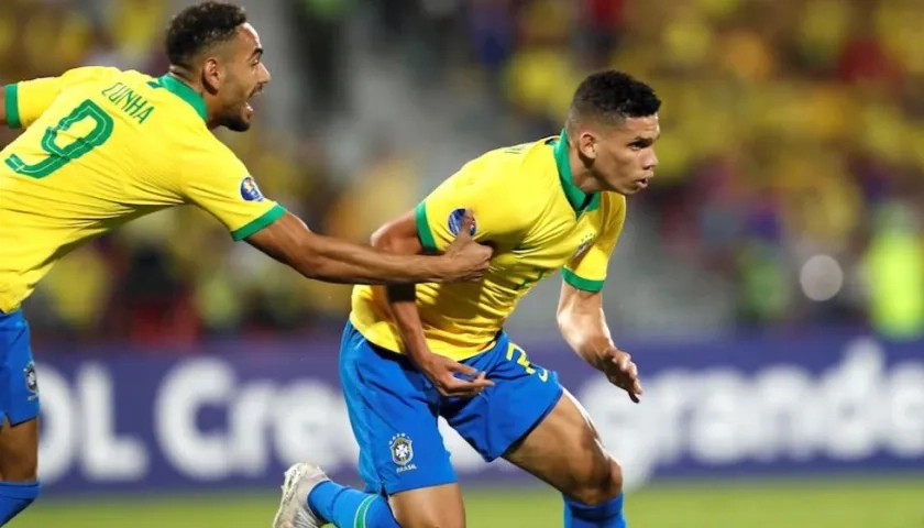 Paulinho celebra la apertura del marcador ante los argentinos.