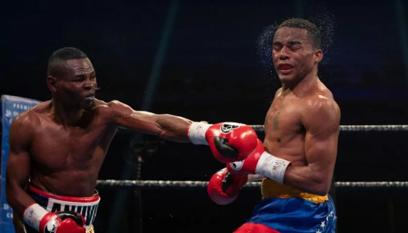 Guillermo Rigondeaux conecta un golpe al rostro de Liborio Solís.
