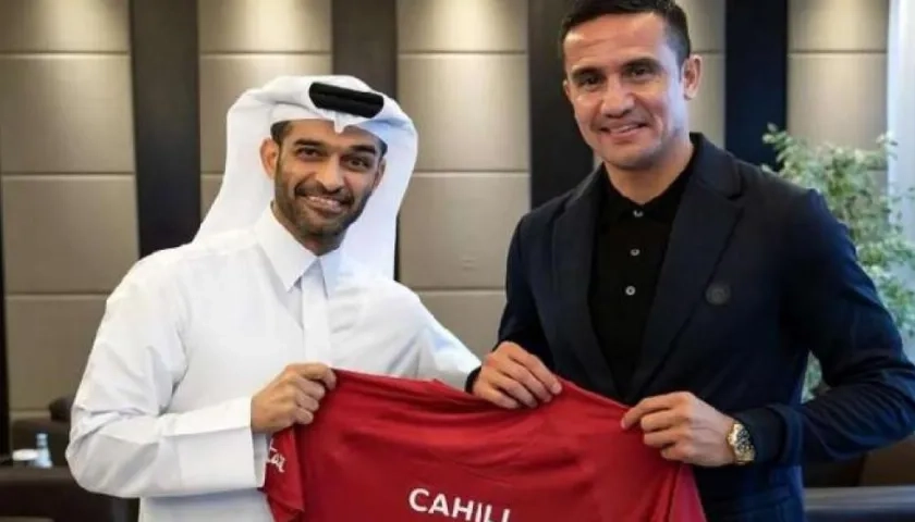 Hassan Al Thawadi y el australiano Tim Cahill.