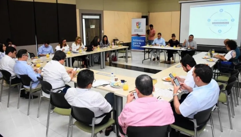 Congresistas chateando de manera simultánea mientras les explicaban el plan.