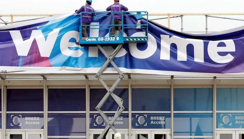 Obreros trabajan en el aviso de bienvenida al Mobile World Congress en Barcelona.