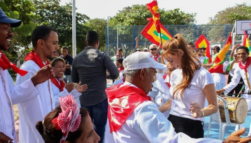 La Primera Dama del Distrito Silvana Puello durante los ensayos de la comparsa.