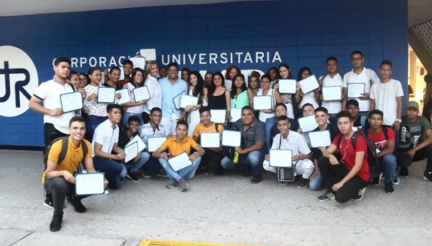 El Alcalde Rumenigge Monsalve con el grupo de beneficiarios.