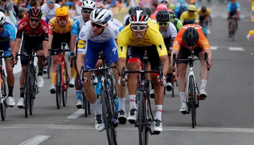 El ciclista colombiano Juan Sebastián Molano (d) del UAE Emirates vence este sábado en la llegada a su compatriota Álvaro Hodeg (i), del Deceunick-Quick Step.