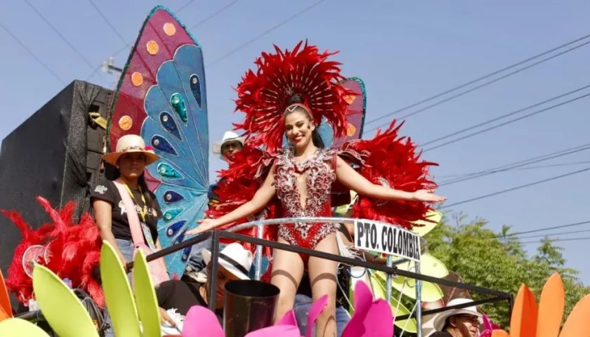 La representante de Puerto Colombia María José Arroyo durante el desfile en Santo Tomás.