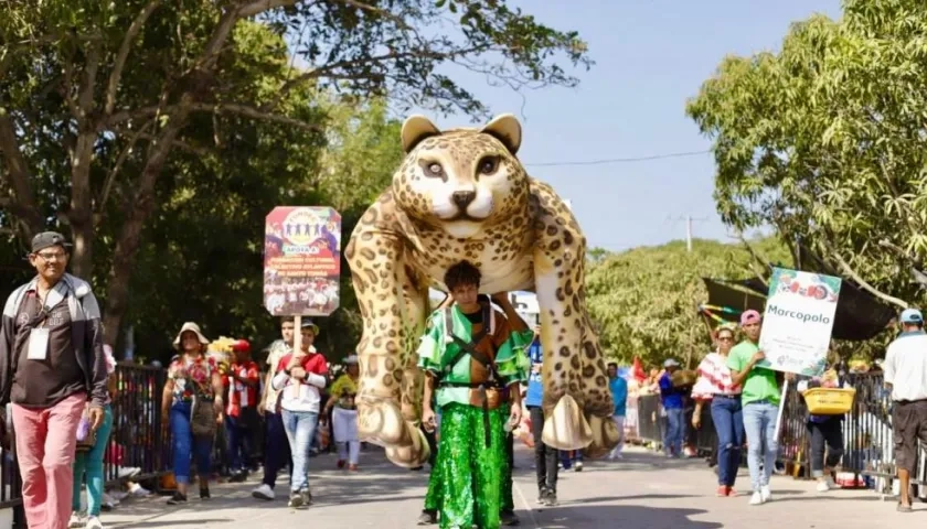 Macrofigura durante desfile de 'Santoto' 2020.