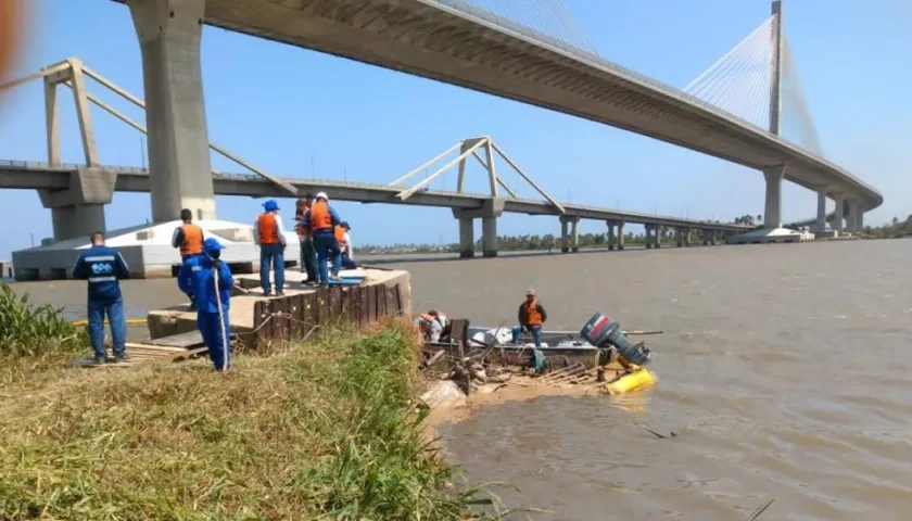 C.R.A inició acompañamiento al proceso de retiro del material oleoso