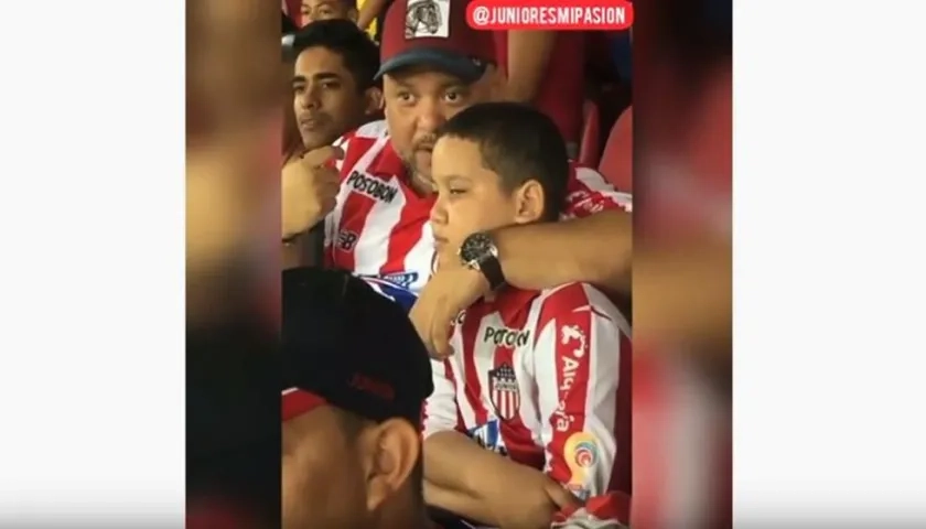 El tío narrándole el partido a su sobrino.