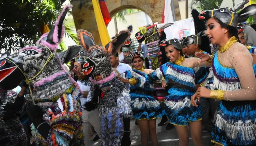 Burros Corcoveones e integrantes de la Banda de Baranoa.