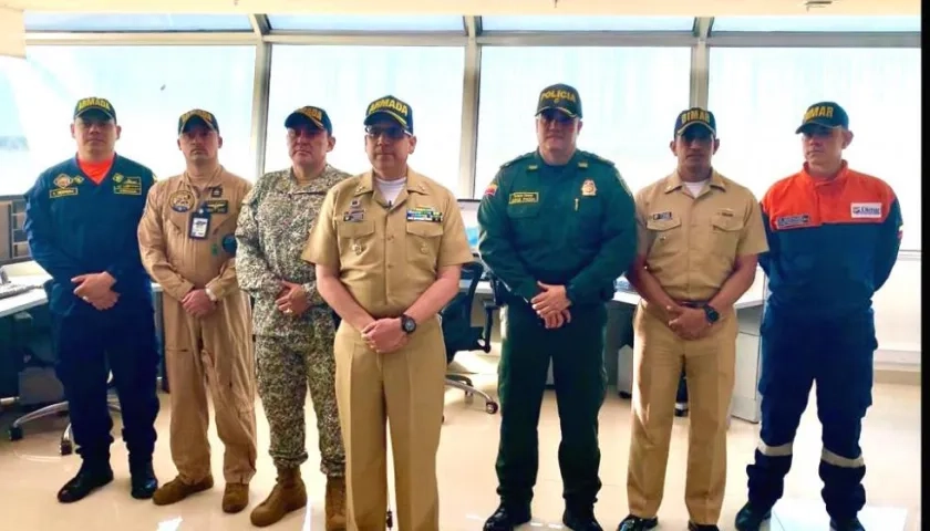 Los altos oficiales explicando los planes de seguridad.