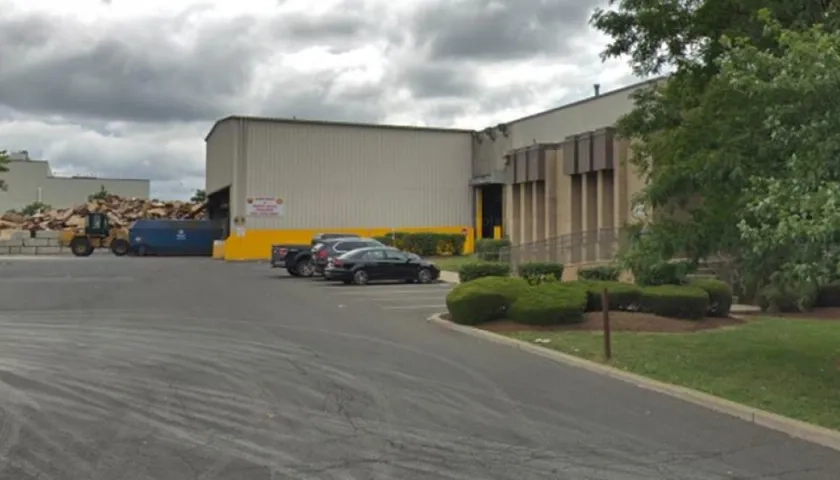 Los restos de dos bebés recién nacidos fueron descubiertos dentro de un centro de reciclaje de Nueva Jersey.