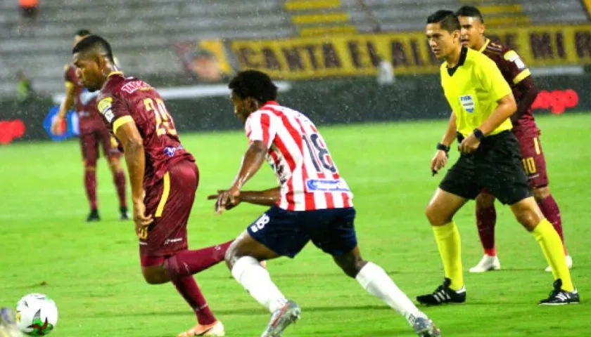 Didier Moreno neutralizando una llegada local poco antes de la suspensión del partido por el aguacero del sábado.