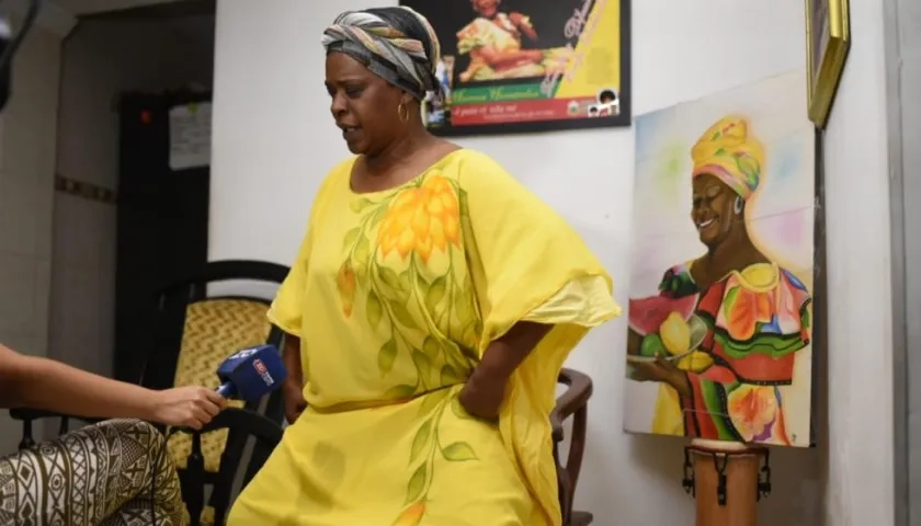 Matilde Herrera bailando mientras canta un juego palenquero.