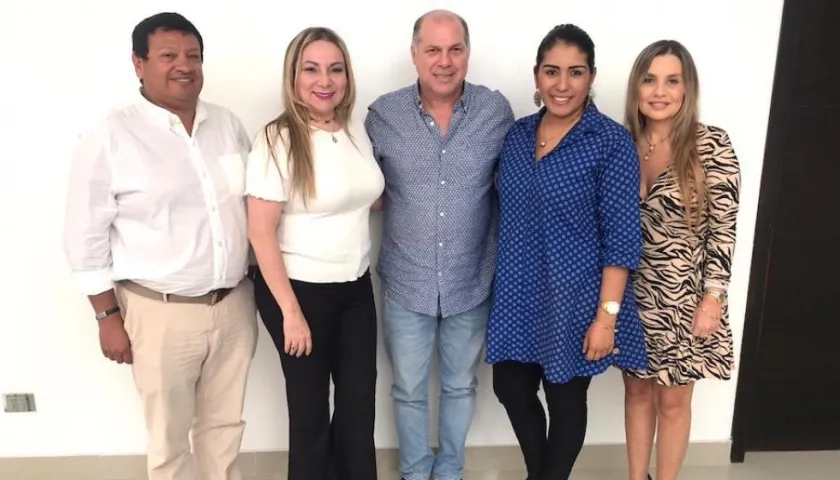 El Gerente (e) Hernando De la Espriella, con representantes de los noticieros.