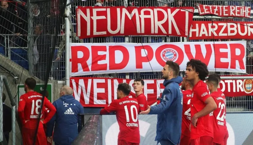 Jugadores intentan hablar infructuosamente con los aficionados.