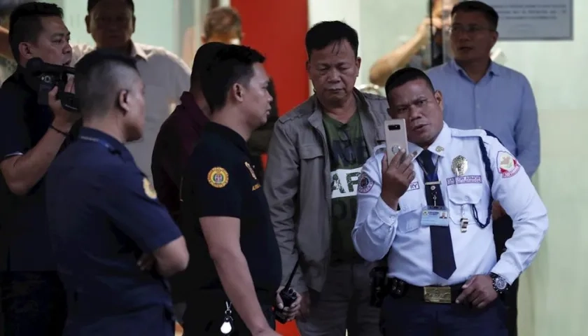 Autoridades hablando con el hombre armado.