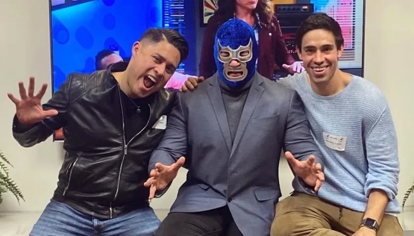 El luchador mexicano Blue Demon Jr. junto a los productores Eugenio Villamar y Dan Carrillo Levy.