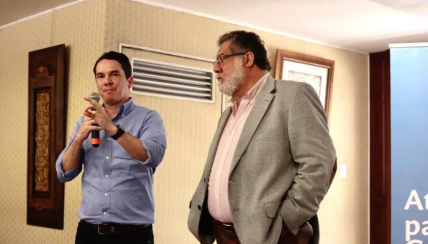 El Secretario de Desarrollo Económico, Miguel Vergara, y el consultor internacional Sergio González Rubiera.