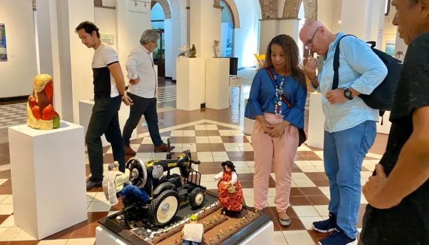 Visitantes apreciando las obras de la exhibición.