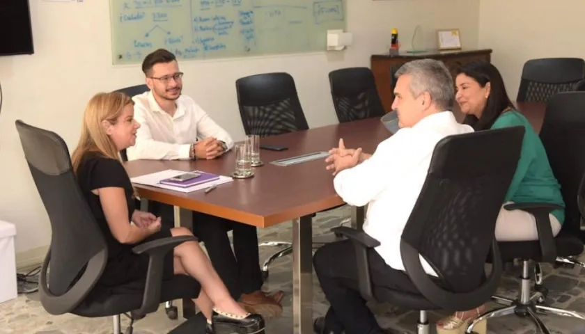 La Gobernadora, Elsa Noguera, y la Secretaria de Infraestructura, Nury Logreira, con los asesores del Invías.