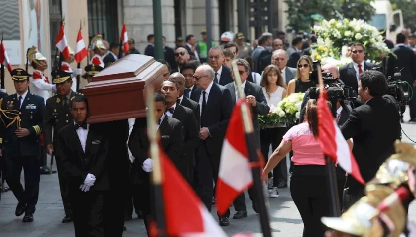 Líderes políticos, familiares y amigos asisten este viernes al velatorio del diplomático y político peruano Javier Pérez de Cuéllar.