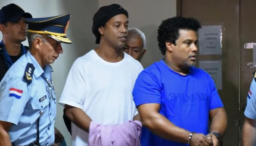 Ronaldinho y su hermano llegando a la audiencia.