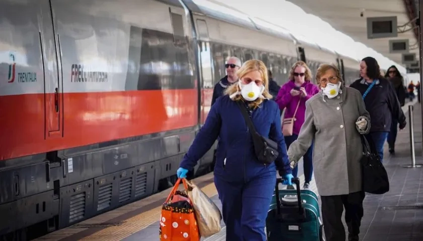 Usuarios del transporte protegidos con tapabocas, acogiendo las recomendaciones de las autoridades italianas.