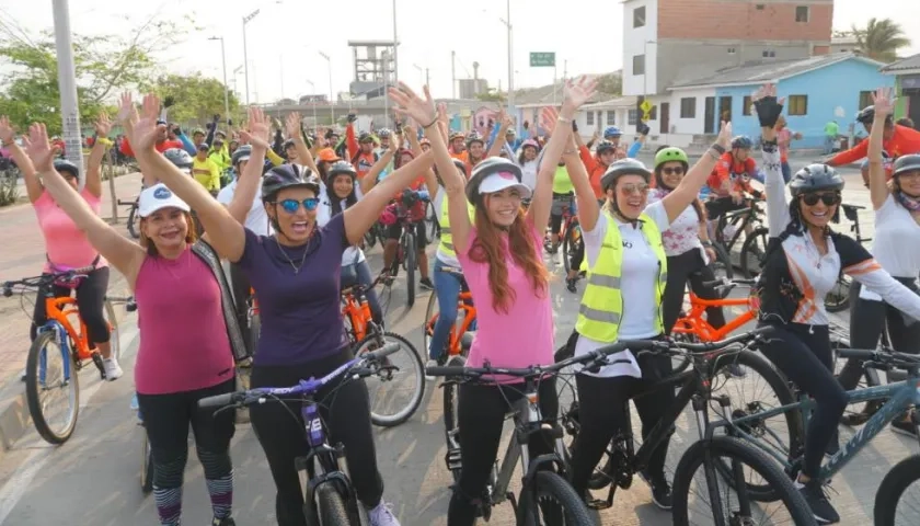 Primera dama del Distrito Silvana Puello en compañía de mujeres participantes de la iniciativa.