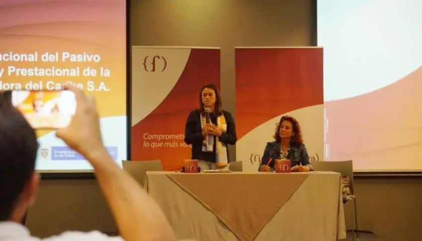 La Superintendente Natasha Avendaño García anunciando el convenio de Findeter.
