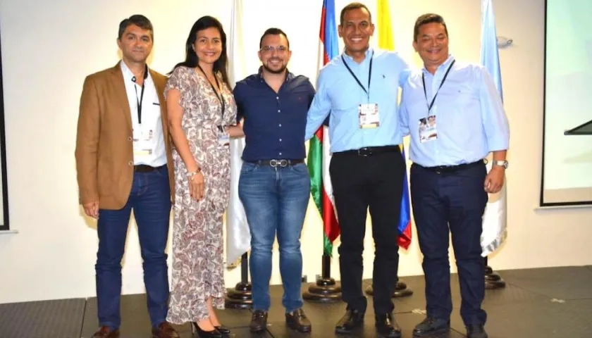 El Contralor Jesús Acevedo, con demás participantes.