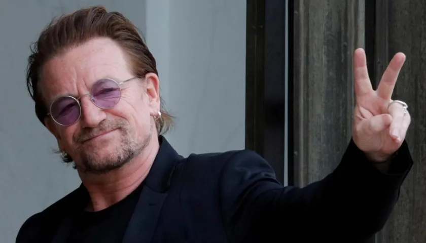 Bono, vocalista de la banda U2.