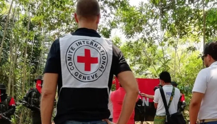 Foto del momento de la entrega del menor a una comisión.