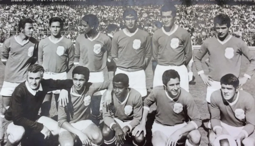 Amadeo Carrizo con el equipo de Millonarios. 