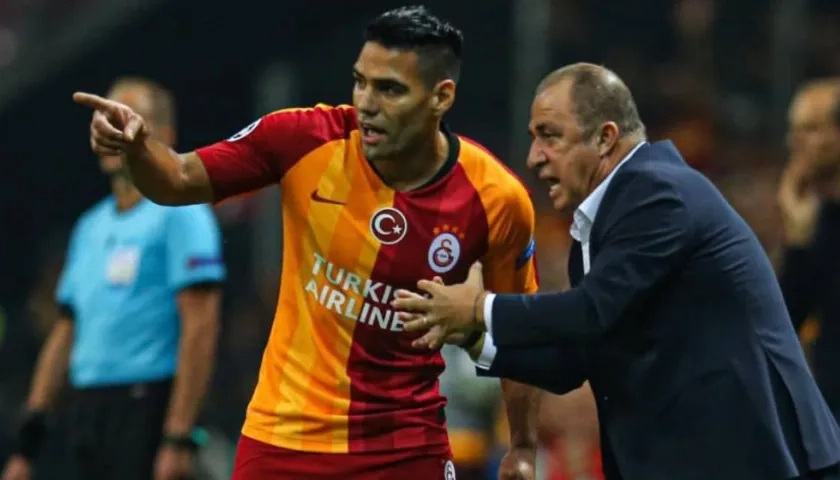 Radamel Falcao y el técnico Fatih Terim, que dio positivo para Covid-19.