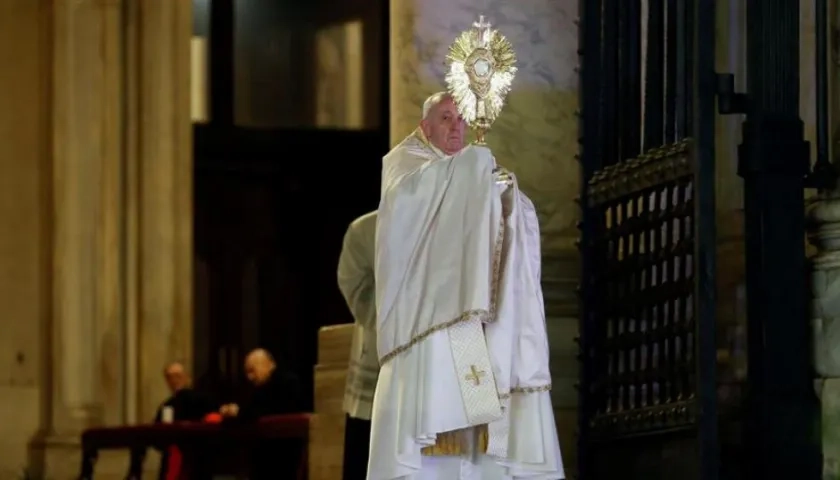 Papa bendiciendo al mundo entero.