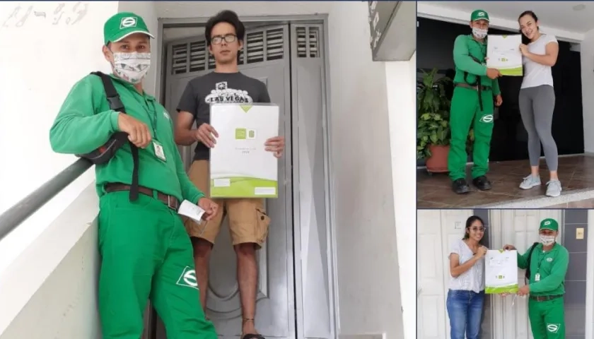 Estudiantes recibiendo el diploma de manos de una empresa de mensajería. 