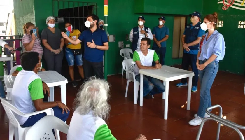 El Alcalde y la primera dama con los exhabitantes de la calle.